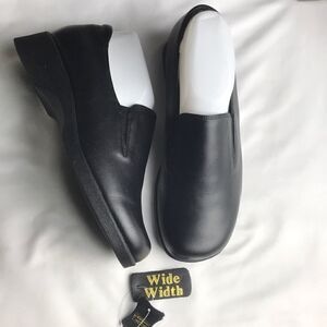 Peerage 8WW black leather loafers. NEW